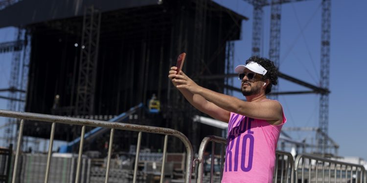 A uma semana de show na Praia de Copacabana, Shakira manda recado para os fãs: 'Quase lá, Rio!'