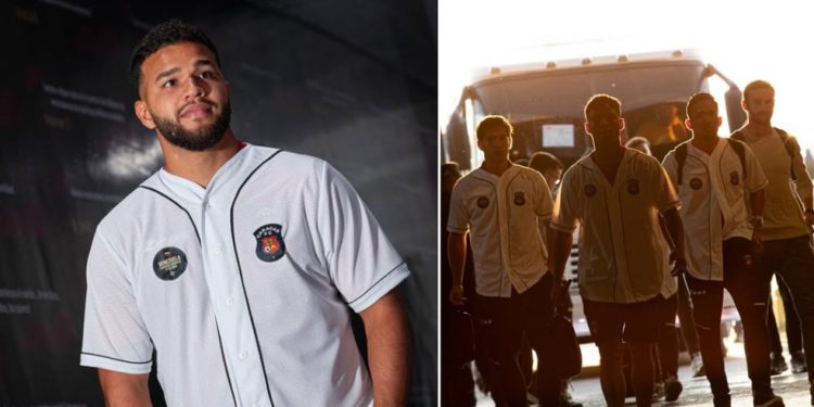 Jogadores do Caracas FC com blusas de baseball em homenagem à seleção venezuelana, campeã da Copa do Mundo da modalidade em março — Foto: Reprodução