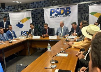 Aécio: 'Ciro Gomes é o nosso radical de centro'