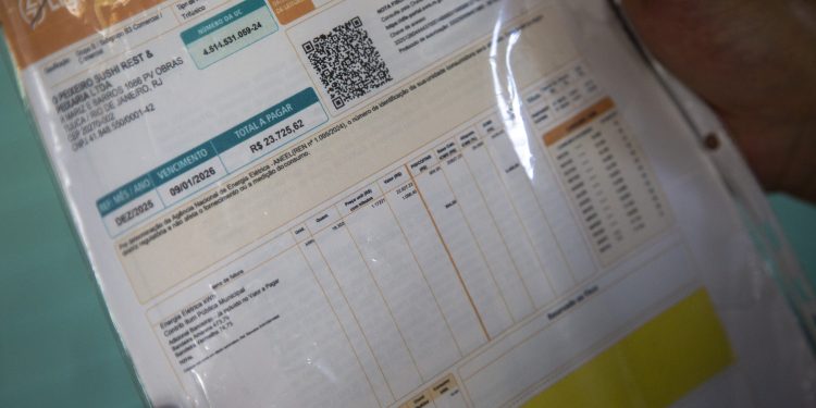 Aneel aprova reajustes de 5% a 15% na conta de luz de cidades de nove estados