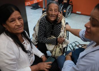 Aos 99 anos, idosa espera o fim do caos após paralisação dos voos em Congonhas: 'Essa confusão cansa a gente'