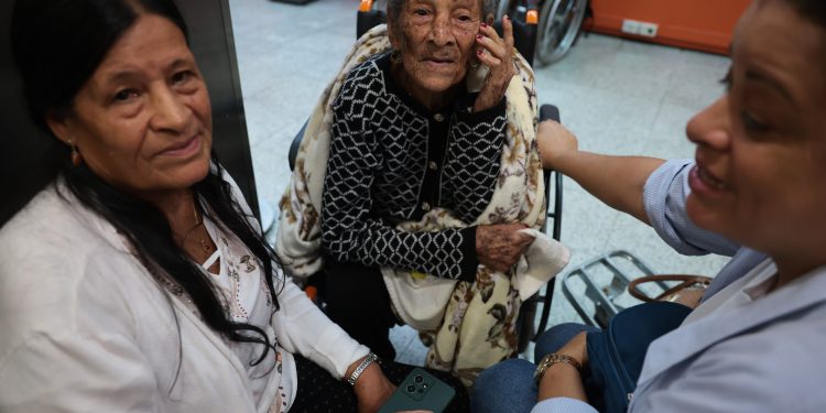 Aos 99 anos, idosa espera o fim do caos após paralisação dos voos em Congonhas: 'Essa confusão cansa a gente'