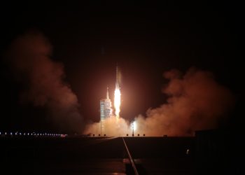 Veículo lançador chinês Longa Marcha 2F é lançado na missão Shenzhou 15, que levou 3 taikonautas à estação espacial Tiangong — Foto: You Li/The New York Times