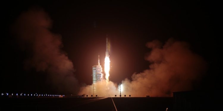 Veículo lançador chinês Longa Marcha 2F é lançado na missão Shenzhou 15, que levou 3 taikonautas à estação espacial Tiangong — Foto: You Li/The New York Times