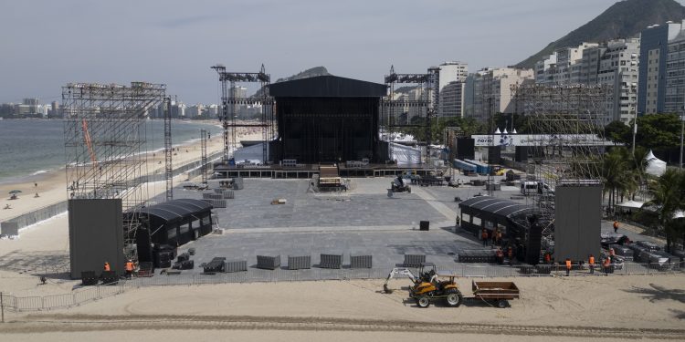 Área de montagem do palco de Shakira em Copacabana será cercada desta terça-feira até o dia do evento, no sábado