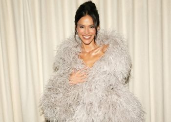 Bruna Marquezine vence 'look do ano' com vestido de R$ 52 mil e reforça tendência de glamour dramático