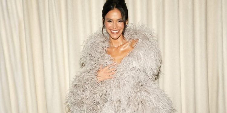 Bruna Marquezine vence 'look do ano' com vestido de R$ 52 mil e reforça tendência de glamour dramático