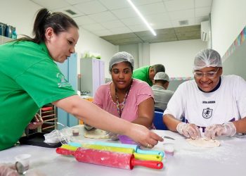 Aulas de culinária são uma das atividades que usuários têm à disposição no espaço — Foto: Sergio Barzaghi/Prefeitura de São Paulo/Divulgação