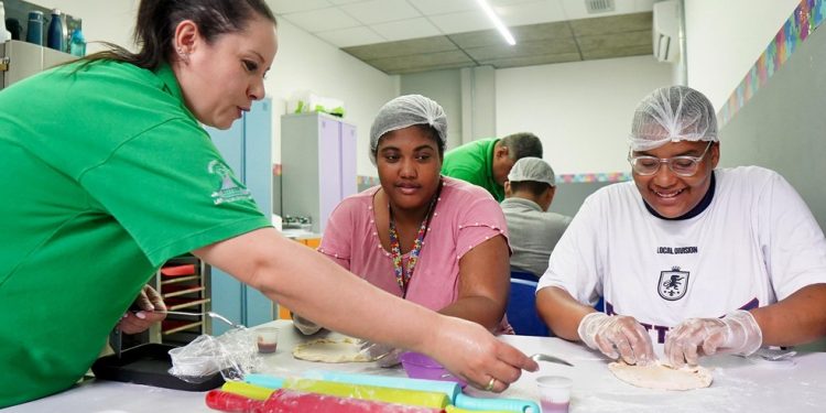 Aulas de culinária são uma das atividades que usuários têm à disposição no espaço — Foto: Sergio Barzaghi/Prefeitura de São Paulo/Divulgação