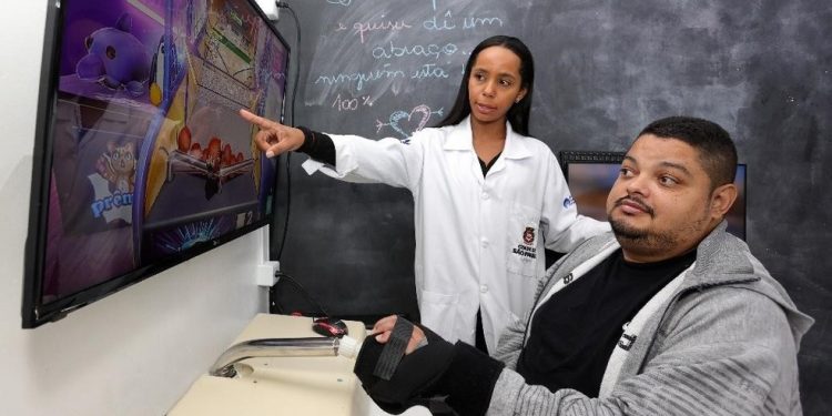 O frentista Murilo Santos, de 37 anos, durante atendimento no Centro de Reabilitação — Foto: JFDiorio/PrefSP/Divulgação