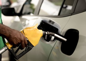 Corte de tributos pode aliviar eventual reajuste da Petrobras sob a gasolina? Especialistas respondem