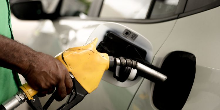 Corte de tributos pode aliviar eventual reajuste da Petrobras sob a gasolina? Especialistas respondem