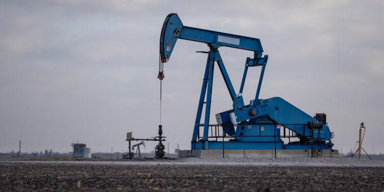 Cotação do petróleo despenca e ações sobem após Trump anunciar cessar-fogo no Irã