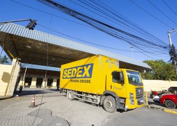 Cúpula dos Correios aperta o cinto