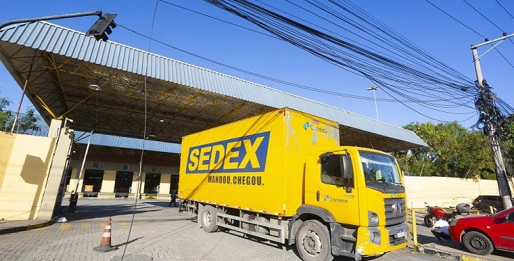 Cúpula dos Correios aperta o cinto