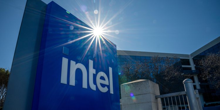 Da desconfiança à euforia: ações da Intel disparam após previsão que chocou Wall Street