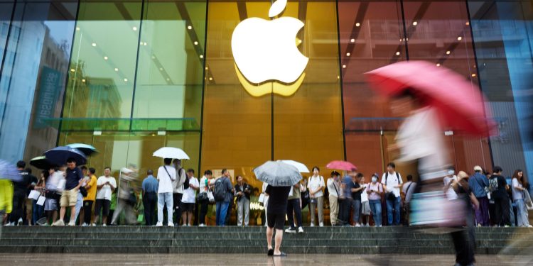 De 'dois Steves' a John Ternus: veja linha do tempo da Apple, primeira empresa a se tornar trilionária