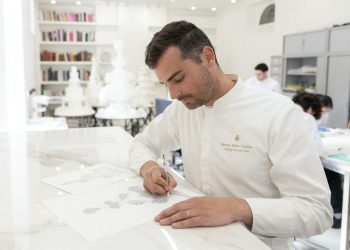 O chef confeiteiro francês Bastien Blanc-Tailleur faz o design de um bolo de casamento em seu estúdio em Saint-Remy-les-Chevreuse, no sudoeste de Paris — Foto: Thomas Samson / AFP