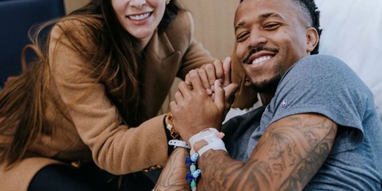 Éder Militão, do Real Madrid, posta foto ao lado de esposa e agradece apoio após cirurgia: 'Tudo certo'