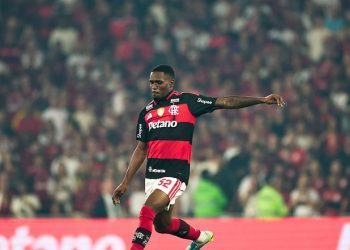 Entra e sai no Flamengo por conta de lesões acirra briga por vaga no meio e Everton Araújo cresce