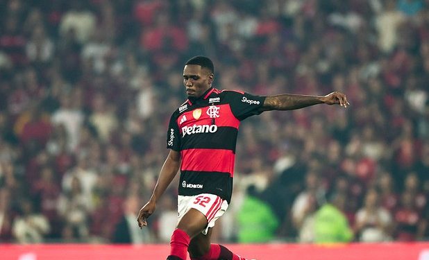 Entra e sai no Flamengo por conta de lesões acirra briga por vaga no meio e Everton Araújo cresce