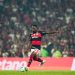 Entra e sai no Flamengo por conta de lesões acirra briga por vaga no meio e Everton Araújo cresce