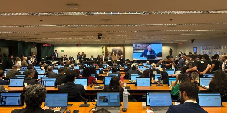 Escala 6x1: entenda próximos passos após votação em comissão da Câmara ser adiada