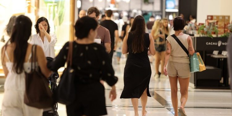 Escala 6x1: quem trabalha 44h por semana ganha, em média, 58% menos que quem cumpre 40h, aponta estudo