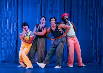 Atores caracterizados para a peça "Adorável trapalhão" — Foto: Divulgação