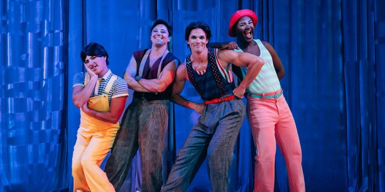 Atores caracterizados para a peça "Adorável trapalhão" — Foto: Divulgação