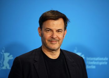 François Ozon leva 'O estrangeiro' para as telas e encara o peso de um clássico: 'Queria respeitar Camus, mas também dar voz aos árabes'