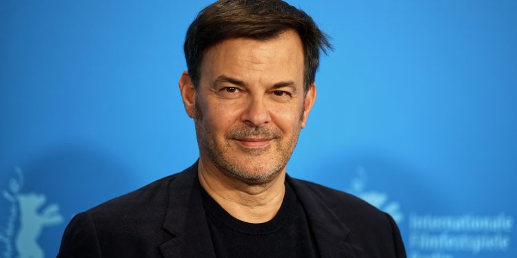 François Ozon leva 'O estrangeiro' para as telas e encara o peso de um clássico: 'Queria respeitar Camus, mas também dar voz aos árabes'