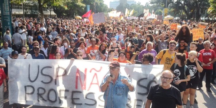 Funcionários da USP aceitam proposta da reitoria em assembleia e encerram greve