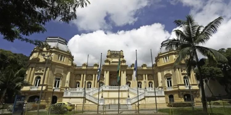 Governador em exercício suspende licitações e contratos das secretarias de Cidades, Obras e do DER por 30 dias no Rio