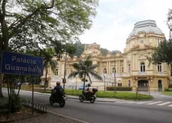 Governo interino mira contratos Estado com a Refit, mas esse filme não tem mocinhos