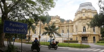 Governo interino mira contratos Estado com a Refit, mas esse filme não tem mocinhos