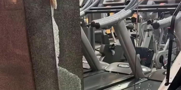 Homem quebra vidro de academia e é preso após se esconder no forro do teto: 'Vai me levar pra cadeia mesmo? Não é manicômio?'