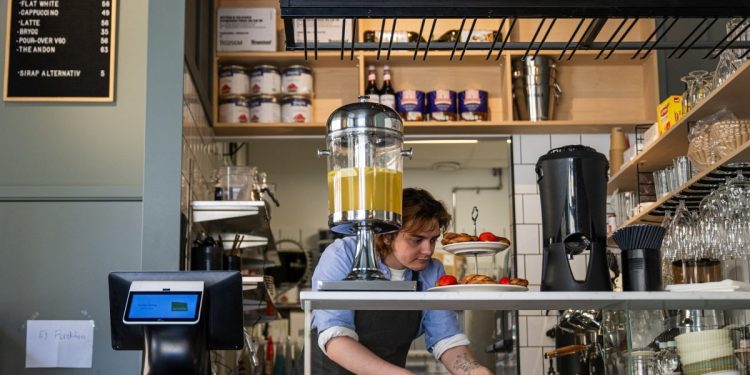 IA vira chefe desastrada de café na Suécia: contrata humanos, paga bem, mas exagera no estoque