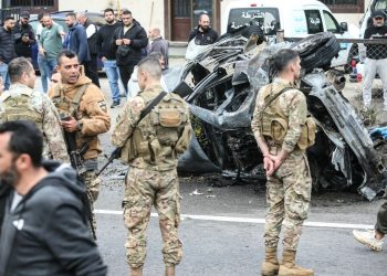 Israel ataca ao sul de Beirute e Hezbollah lança foguetes um dia após início de negociações de paz