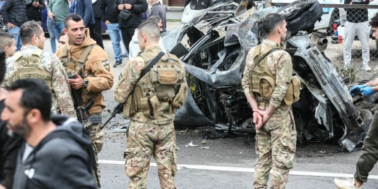 Israel ataca ao sul de Beirute e Hezbollah lança foguetes um dia após início de negociações de paz