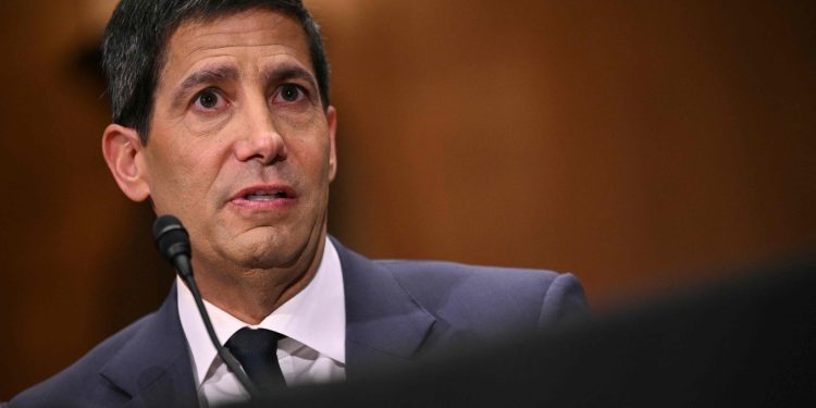 Kevin Warsh diz que Fed precisa de novo arcabouço para enfrentar a inflação