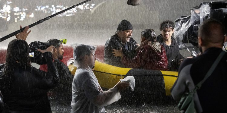 Manta térmica, roupão e kits de neoprene: os detalhes da 'enchente' que abre 'Quem ama cuida'