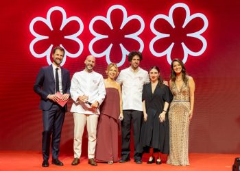 Inédito: Ivan Ralston, do Tuju e Luiz Felipe Souza, do Evvai levam a terceira estrela. Chefs do Rio subiram pouco ao palco — Foto: Divulgação