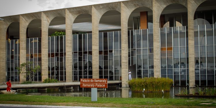 Mulheres representam menos de um quarto das indicações para missões diplomáticas no Lula 3