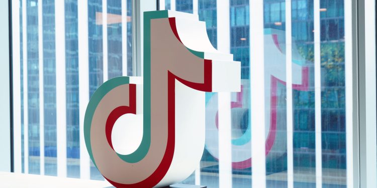 Na contramão do ECA Digital, Tiktok exibe vídeos nocivos de 'novelas de frutas' a contas de menores