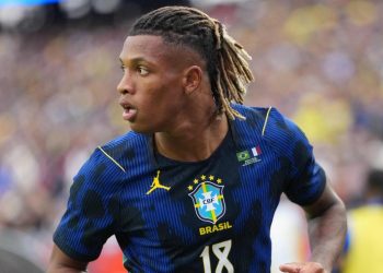 Douglas Santos, na partida entre Brasil e França, onde as duas seleções estrearam os novos uniformes; erro na costura é perceptível no ombro esquerdo — Foto: AFP