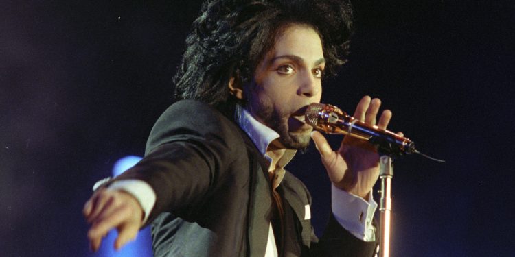 Nos 10 anos sem Prince, conheça as suas músicas mais tocadas no Brasil