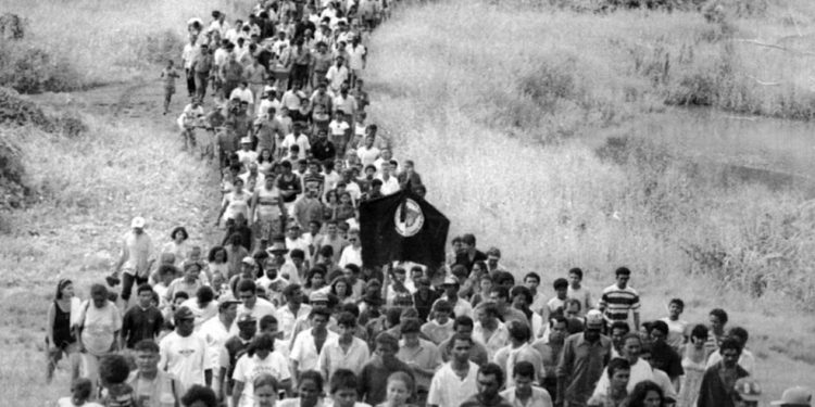 Cortejo fúnebre durante enterro dos mortos pela PM no massacre de Carajás em 1996 — Foto: Roberto Stuckert Filho/ Agência O GLOBO