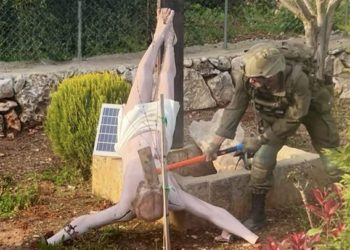 Imagem de soldado israelense vandalizando imagem de Jesus Cristo na vila libanesa de Debel — Foto: Reprodução/Redes Sociais