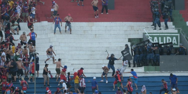 Olímpia e Cerro Porteño: Clássico paraguaio tem saldo de 50 feridos e 63 detidos após episódio de violência